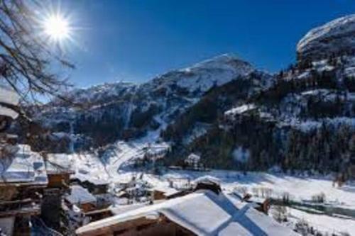 Powder Ridge - 6 bedroom chalet with hot tub near Restaurant l'Armailly