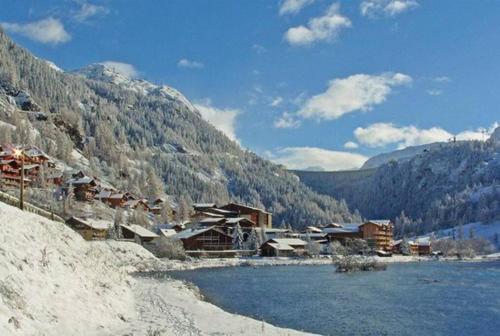 Powder Ridge - 6 bedroom chalet with hot tub near Restaurant l'Armailly