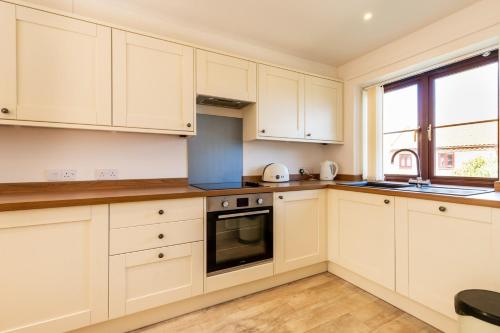Tystie Cottage - Fantastic home by the Norfolk coast - main image