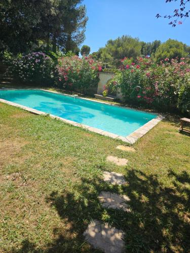 Villa de 240 m2 au calme avec piscine