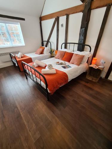 B&B Burton-on-Trent - The Mews by Spires Accommodation 2 bedroom house in a converted Georgian Property in secluded area of the Town Centre close to A38 - Bed and Breakfast Burton-on-Trent