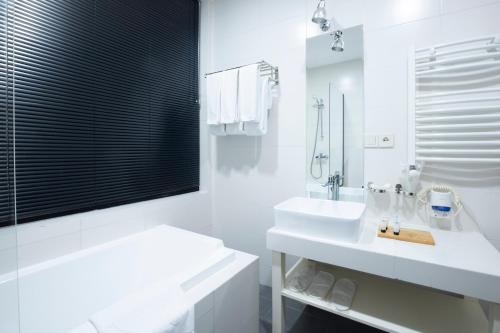 477587385 Citadel Narikala Hotel