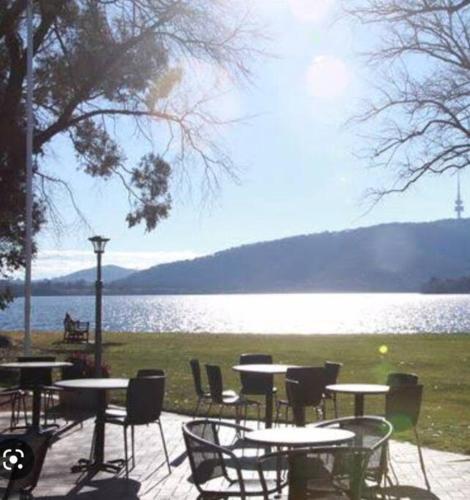 Közeli látványosságok, Classic 2 Bedroom Guest Suite with Garden Oasis located near a Lake in Yarralumla