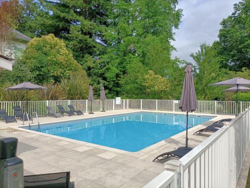 สระว่ายน้ำ, Résidence de la Source by Euclenima (Residence de la Source by Euclenima) in ซาลี-เดอ-เบอาร์