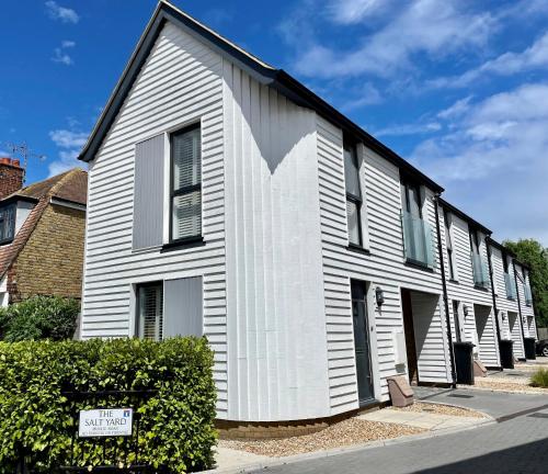 Salt Yard 1 - Stylish Whitstable Cottage - Free Parking - Beach - Harbour - Whitstable