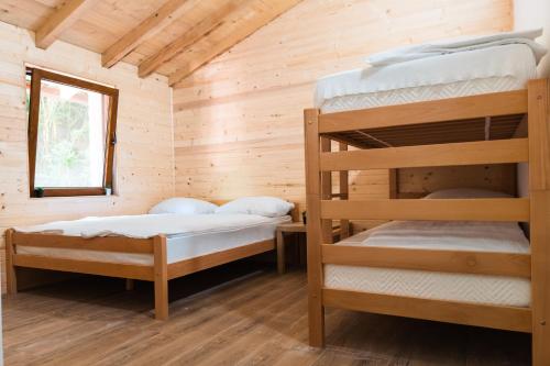 1 queen bed, 1 bunk bed