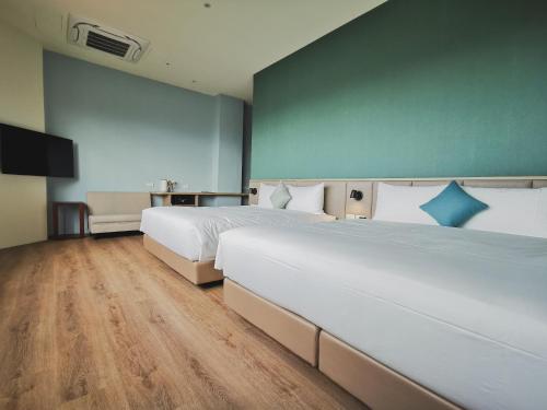 room detail thumbnail 2