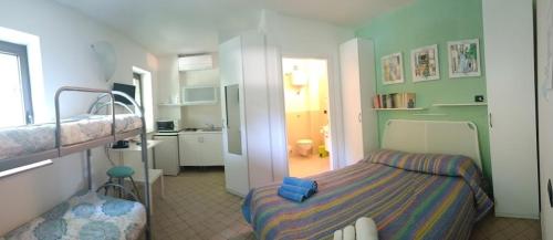 1 queen bed, 2 twin beds