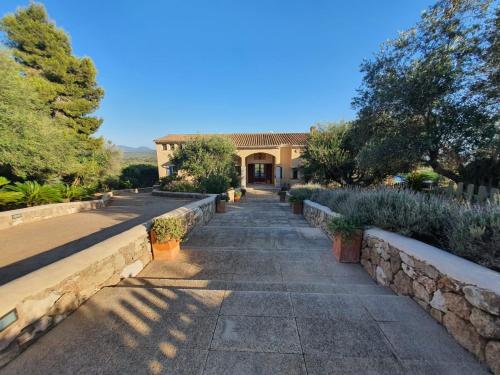 مدخل, The House in ألجايدا