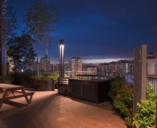 Vibrant Greenfield Home - 5 mins to Sunway Pyramid - image 4