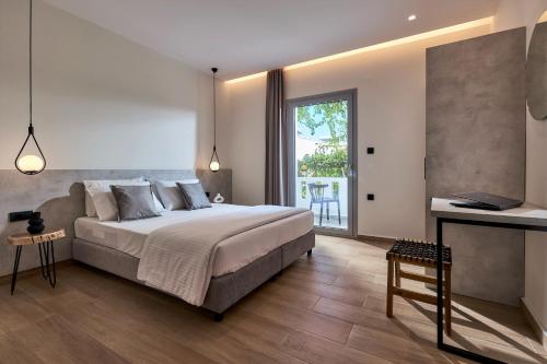 1 queen bed, 3 sofa beds