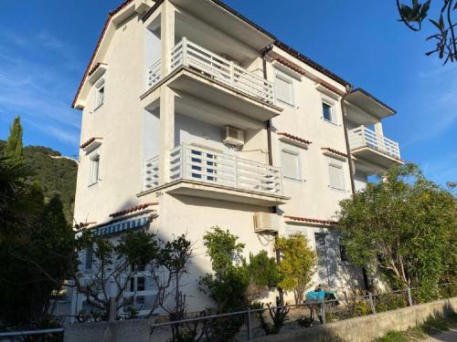  Apartments Olea in 51280 Rab