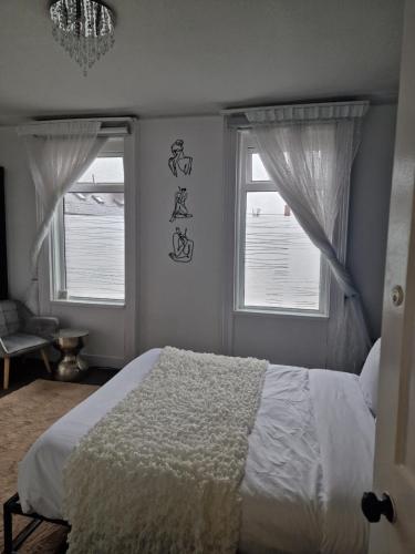 Double Rooms, Free Continental Breakfast, Pics and full address sent after booking, 2 miles to City Centre