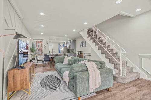 Uptown Gem! 2Luxe King Suites - Deck - Parking photo 4