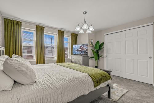 Uptown Gem! 2Luxe King Suites - 5 Smart TV's - Parking