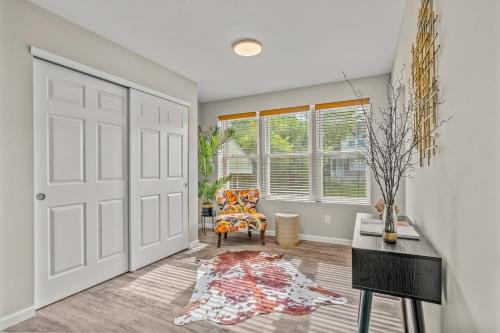 Uptown Gem! 2Luxe King Suites - Deck - Parking photo 1