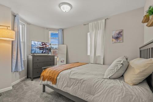 Uptown Gem! 2Luxe King Suites - 5 Smart TV's - Parking