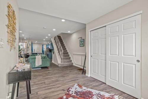 Uptown Gem! 2Luxe King Suites - Deck - Parking photo 3