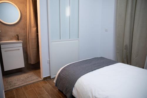 Glamorous, Renovated 3-Bedroom Apt in Nicosia, Никосия (фото 8)