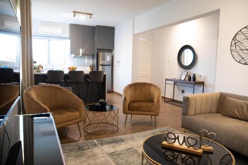 Glamorous, Renovated 3-Bedroom Apt in Nicosia, Никосия (фото 2)