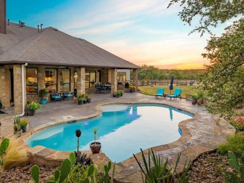 Luxury Retreat, POOL, Views, Pets OK, Sleeps 14
