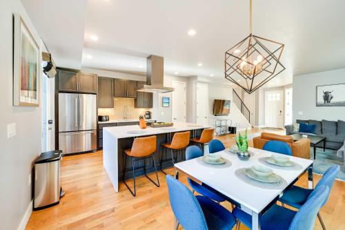 Denver Retreat with Rooftop Deck and Mountain Views in Englewood, Vereinigte Staaten von Amerika