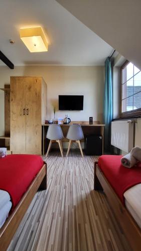 2 twin beds