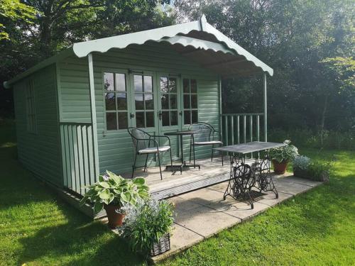 Hedgehog Holiday Home in the countryside, 10 mins to Lligwy beach in Rhos-y-bol