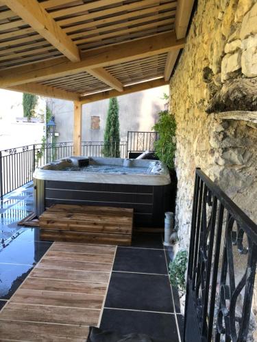Karstais baseins, Hotel L'Oustau de la Font in Reilhanette
