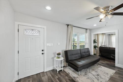 Modern Del Valle Vacation Rental with Deck and Views! in Del Valle, USA