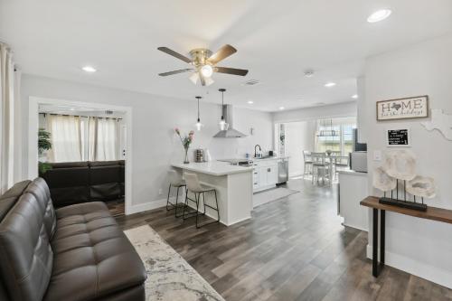 Modern Del Valle Vacation Rental with Deck and Views! in Del Valle, USA