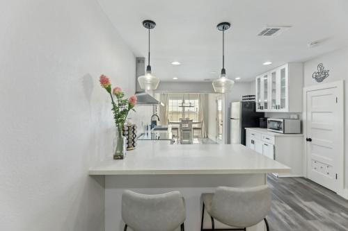 Modern Del Valle Vacation Rental with Deck and Views! in Del Valle, USA