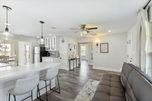 Modern Del Valle Vacation Rental with Deck and Views! in Del Valle, USA