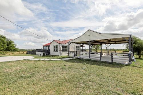 Modern Del Valle Vacation Rental with Deck and Views! in Del Valle, USA