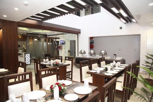 Étterem, Hotel Emerald near Kormányzati Múzeum és Művészeti Galéria