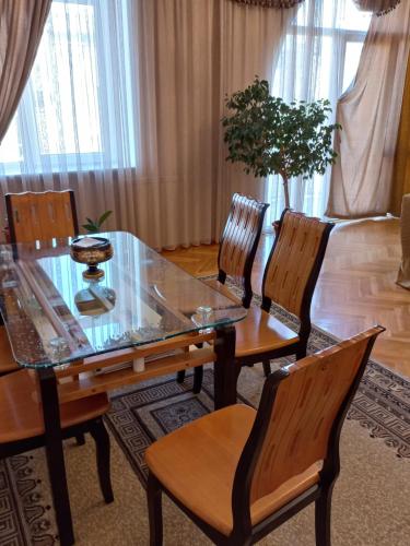 Neftiannikov Avenue Apartment