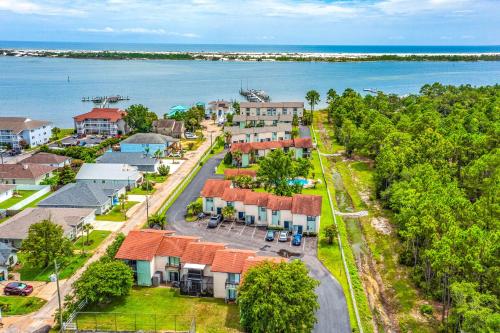 Waterfront Townhome about 10 Mi to Navarre Beach!
