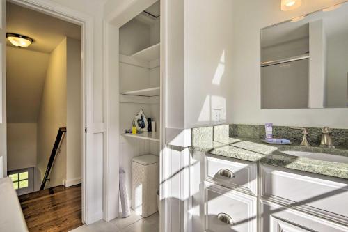 Charming Cottage with Deck - Walk to Skaket Beach! - image 4