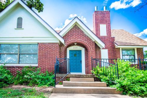 Classy 1927 Uptown Tudor 4 min to Magnolia