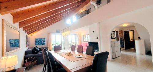 HeidiHoliday geräumige Maisonette-Attica, Sauna & Panoramaterrasse - aufgewertet 2023 (HeidiHoliday-Jenins Grand Maisonette-Attika mit Office & Relax-Bereich, Aussenparkplatz & Garage, ge) in Landquart