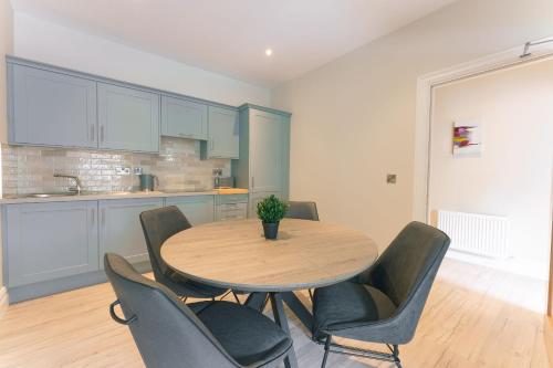 Kingston's Townhouse - image 5