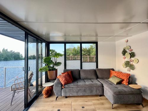 NEW - Little Asia - Stunning Boathouse on a lake Near Amsterdam with Sauna in Baambrugse Zuwe
