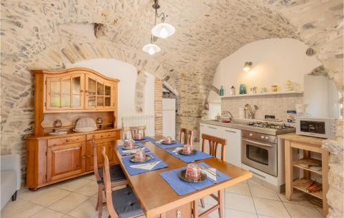 virtuve, 2 Bedroom Nice Home In Borgo D'oneglia in Rimasco