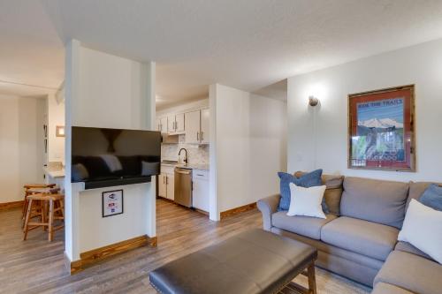 Mountain Meadows Condo Walk to Ski Shuttle! in Frisco, USA