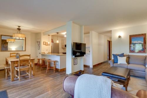 Mountain Meadows Condo Walk to Ski Shuttle! in Frisco, USA