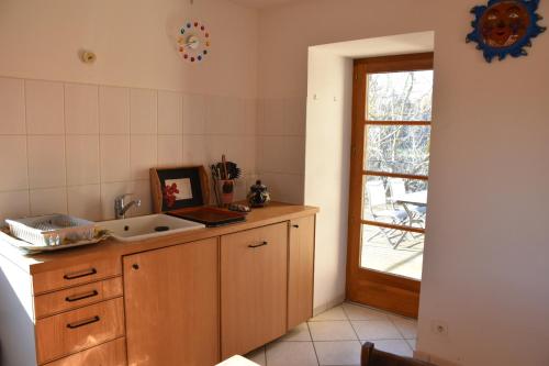 Kitchen, Ancienne ferme tranquille en Haute Ardeche in Belhomme