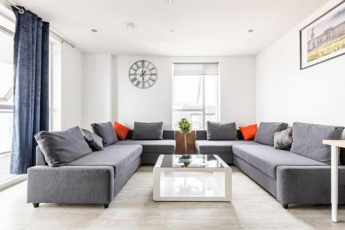 Stylish & Comfortable Top-Floor Flat in Harrow - Apartment - London