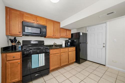Kitchen, Walk to Train l Near attractions and ORD l Free Parking l Patio in Ravenswood Gardens