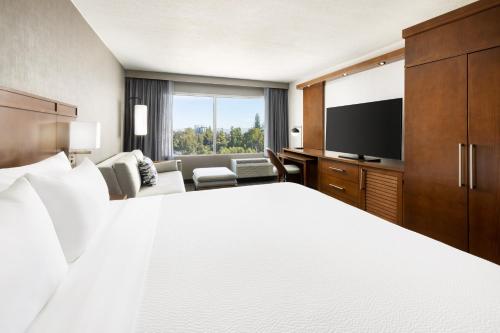 Courtyard by Marriott Los Angeles Woodland Hills - image 12