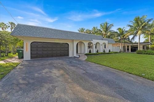 Game & Chill Manor - Arcade - Pool - Pool table, Fort Lauderdale (foto 10)